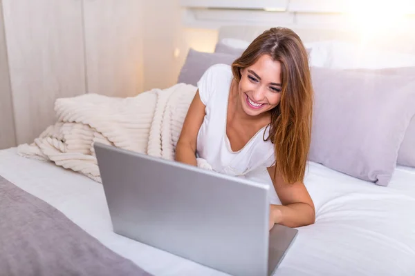 Приваблива Жінка Білій Сорочці Використовує Ноутбук Посміхається Вранці Відео Чат — стокове фото