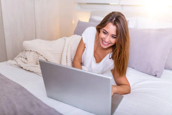 Mujer Atractiva Camisa Blanca Usando Portátil Sonriendo Por Mañana Chat — Foto de Stock