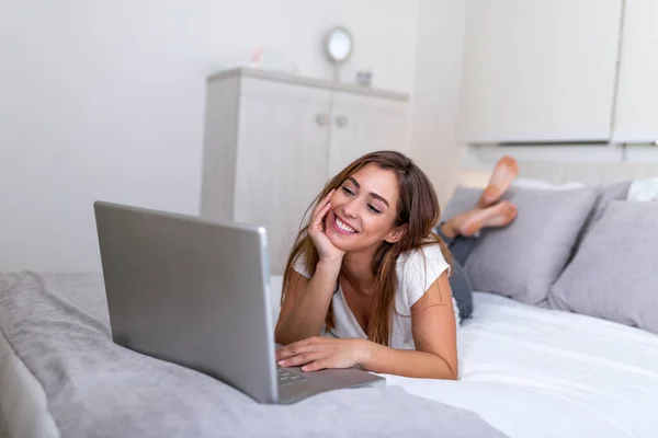 Uśmiechnięta Kobieta Leżąca Łóżku Przed Laptopem Podniesionymi Nogami Happy Casual — Zdjęcie stockowe