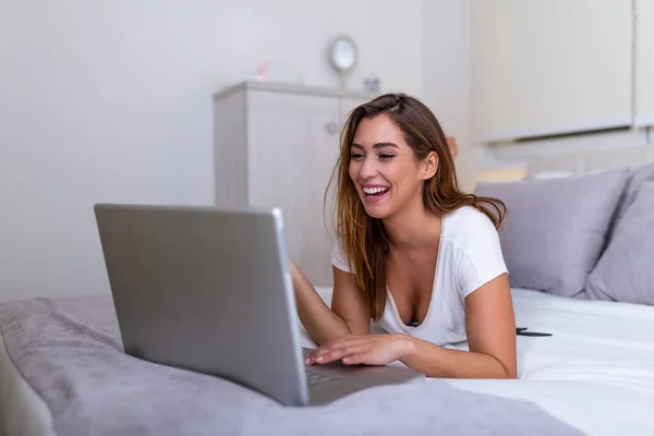 Mulher Sorridente Deitada Cama Frente Laptop Com Pernas Levantadas Feliz — Fotografia de Stock