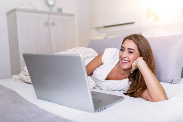 Mulher Bonita Relaxante Cama Usando Computador Portátil Mulher Bonita Trabalhando — Fotografia de Stock