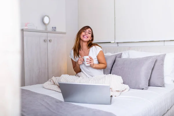 Young Woman Drinking Coffee Home Her Bed Checking Her Laptop — Foto de Stock
