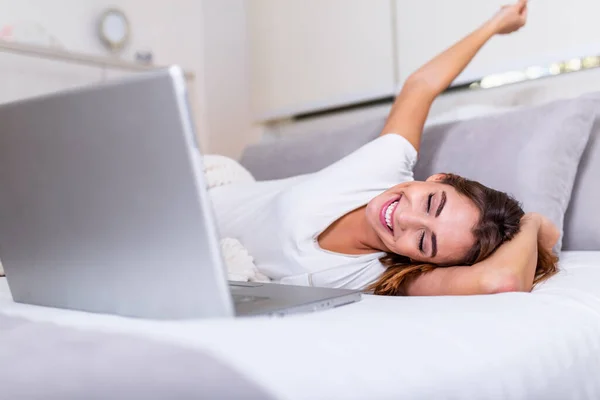 Mulher Atraente Camisa Branca Usando Laptop Sorrindo Manhã Vídeo Chat — Fotografia de Stock