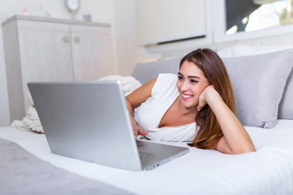 Mulher Bonita Relaxante Cama Usando Computador Portátil Mulher Bonita Trabalhando — Fotografia de Stock