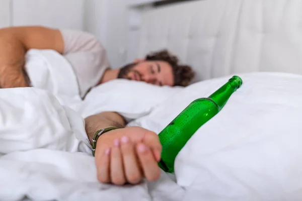 喝完之后醉酒的大胡子男人躺在床上 喝了大量的酒精 床上的空瓶子 酗酒和人们的观念 — 图库照片