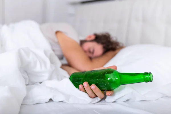 Αναίσθητος Μεθυσμένος Ένα Μπουκάλι Αλκοόλ Στα Χέρια Που Κοιμάται Στο — Φωτογραφία Αρχείου