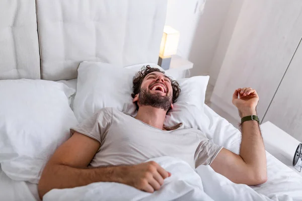 Genç Adam Uyanıyor Yatağında Geriniyor Millet Uyku Zamanı Dinlenme Konsepti — Stok fotoğraf