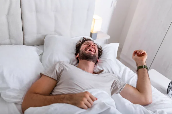 Jovem Dormindo Acordando Estendendo Sua Cama Pessoas Conceito Hora Dormir — Fotografia de Stock