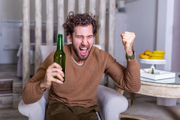 Orang Yang Bersemangat Duduk Sofa Minum Bir Dan Menonton Sepak — Stok Foto
