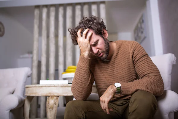 Retrato Hombre Guapo Sentado Sofá Casa Con Dolor Cabeza Sensación — Foto de Stock