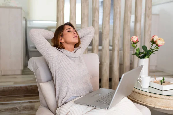 Çok Çalışan Genç Bir Kadın Evinin Önünde Dizüstü Bilgisayarıyla Oturuyor — Stok fotoğraf