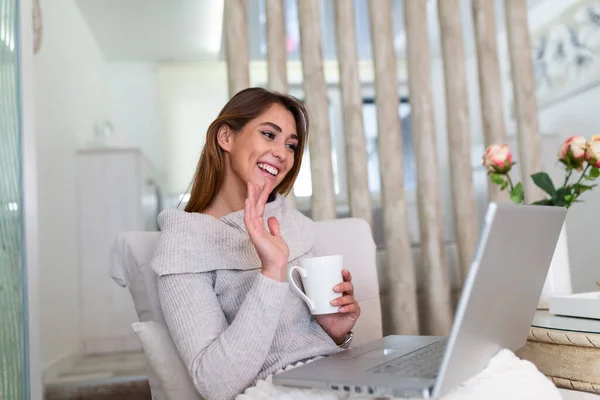 Sorrindo Jovem Mulher Desfrutando Café Manhã Usando Laptop Sentado Casa — Fotografia de Stock