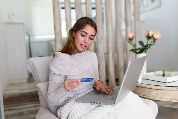Güzel Bir Kadın Kredi Kartıyla Online Alışveriş Yapıyor Kredi Kartı — Stok fotoğraf