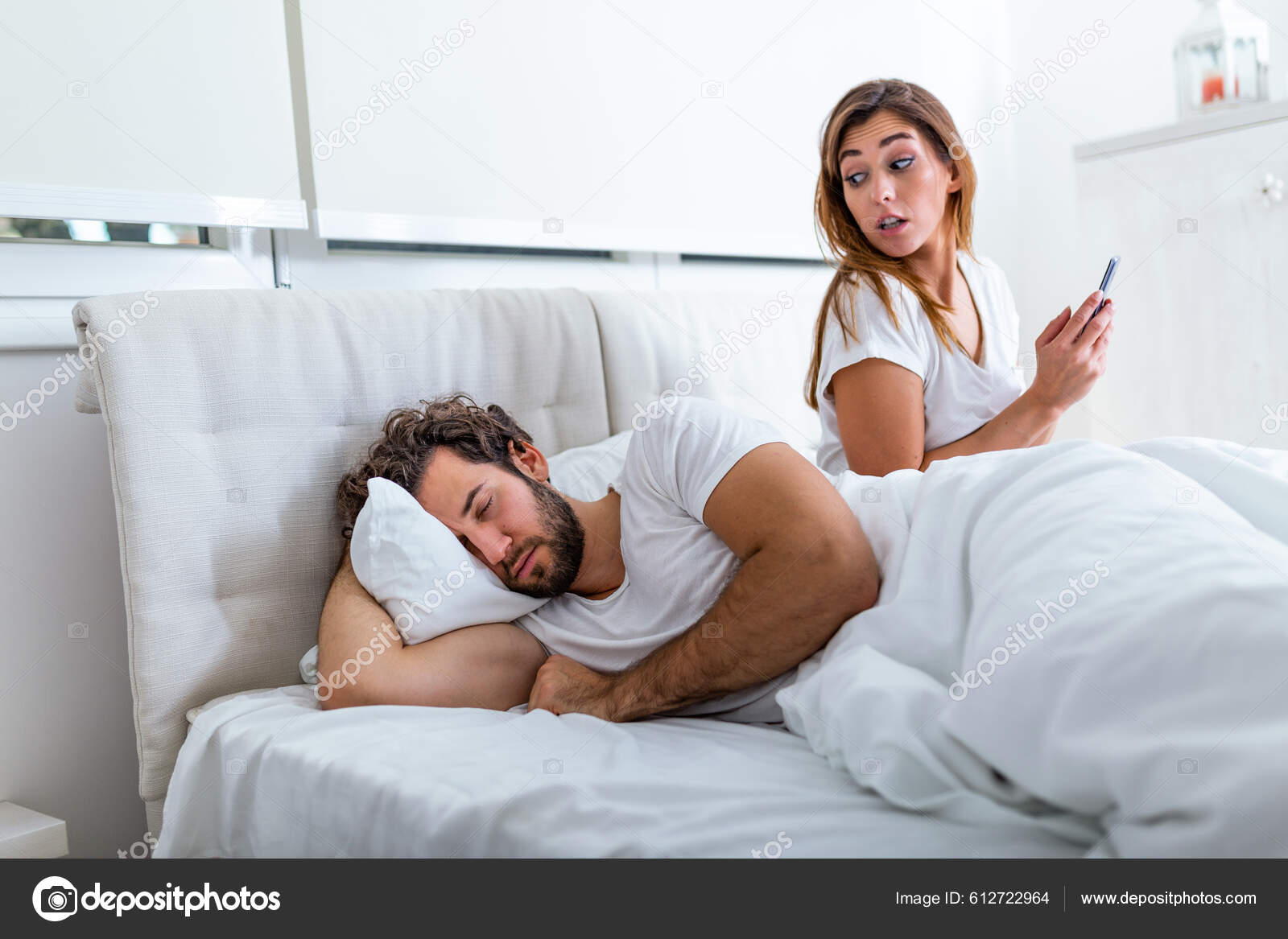 Istri Yang Selingkuh Menggunakan Ponsel Berbaring Tempat Tidur Samping Suaminya — Stok Foto © royalty #612722964 picture