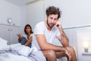 Genç bir çiftin sorunları var. Yakışıklı adam üzgün üzgün bir şekilde yatakta otururken elini uzatıyor, kadın arka planda oturuyor. O etraftayken düşüncelerle doluyum.