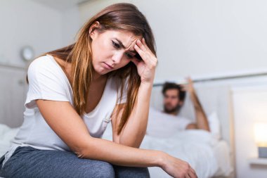 Yatakta hayal kırıklığına üzgün kız oturup düşünüyorum ilişki sorunları, düşüncelerinde, kavga kaybettikten sonra düşünceli çift üzgün aşık break up düşünün, kişi erkek arkadaşı tarafından hayal kırıklığına rahatsız