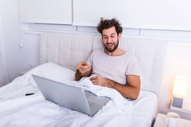 Kafkasyalı genç adam sabah kahvesini içer, yatakta konuşur, telefon eder, kitap okur, incelemeye hazırlanır, internette sörf yapmak için dizüstü bilgisayar kullanır, günlük kıyafetlerini giyer..