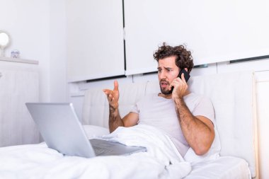 Kafkasyalı genç bir adamın sabah kahvesini içtiği, yatağında oturduğu, laptopuyla çalıştığı ve cep telefonuyla konuştuğu incelenmeye hazırlandığı, internette sörf yapmak için dizüstü bilgisayar kullandığı görüntüsü..