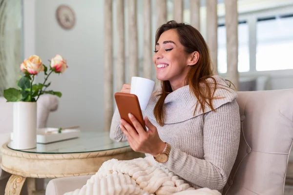 Mutlu Gülümseyen Güzel Kız Rahat Evinde Akıllı Telefon Kullanıyor Çekici — Stok fotoğraf