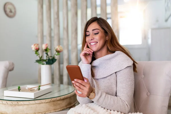 Ondan Güzel Bir Mesaj Akıllı Telefonuna Bakan Evdeki Kanepede Otururken — Stok fotoğraf