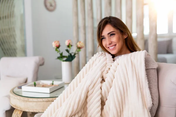 Rahatlamış Genç Bir Kadın Sıcak Bir Battaniyeye Sarılı Bir Şekilde — Stok fotoğraf