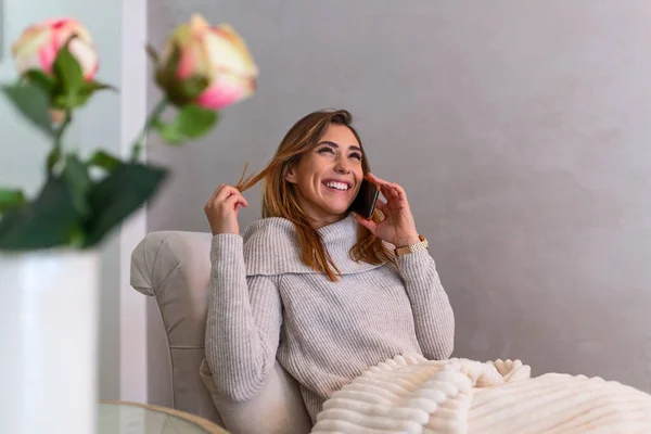 Happy Young Woman Caller Talking Her Mobile Phone Home Cheerful — Stok fotoğraf