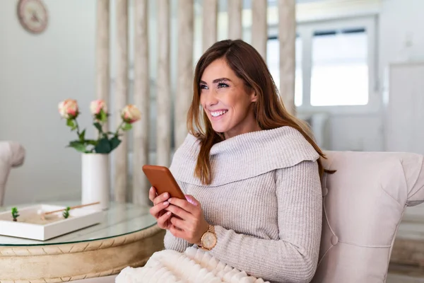 Pretty Girl Using Her Smartphone Couch Home Living Room Young — Stok fotoğraf