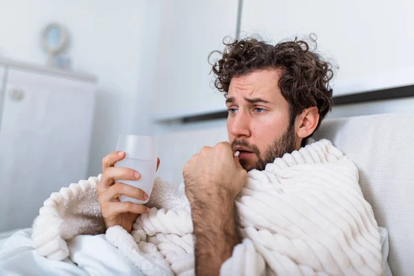 Enfermo Hombre Desperdiciado Acostado Cama Con Pijama Que Sufre Resfriado — Foto de Stock