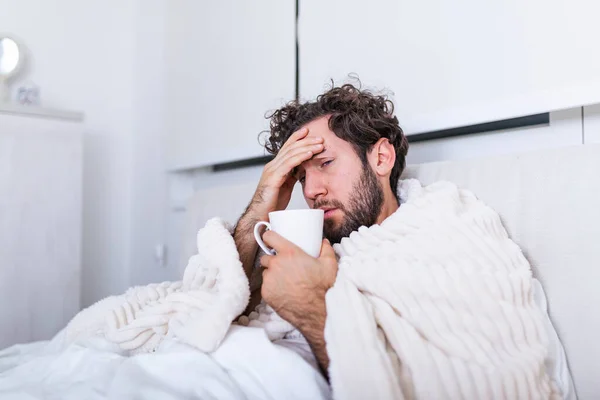 Uomo Malato Che Influenza Letto Controllare Temperatura Bere Bevande Calde — Foto Stock