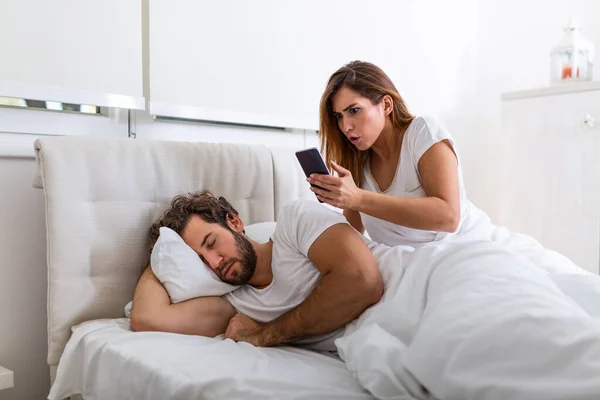 Moglie Guarda Segretamente Telefono Del Marito Mentre Dorme Moglie Sta — Foto Stock
