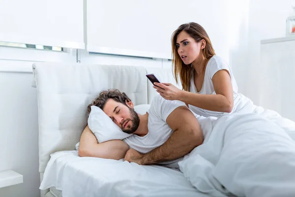 Moglie Gelosa Spiare Telefono Del Suo Partner Mentre Dorme Letto — Foto Stock