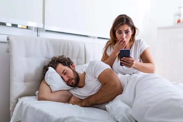 Moglie Gelosa Spiare Telefono Del Suo Partner Mentre Dorme Letto — Foto Stock