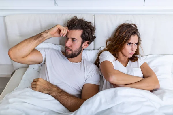 Förhållandebegreppet Ovanifrån Unga Par Som Ligger Sängen Ett Par Grälar — Stockfoto