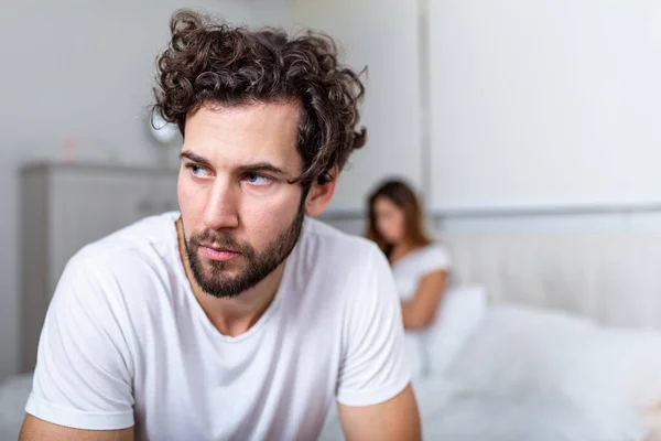 Kız Arkadaşıyla Tartıştıktan Sonra Üzgün Düşünceli Bir Adam Lişki Sorunları — Stok fotoğraf