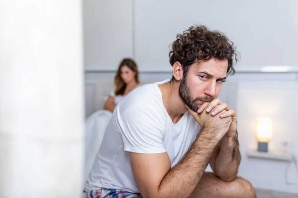 Kız Arkadaşıyla Tartıştıktan Sonra Üzgün Düşünceli Bir Adam Lişki Sorunları — Stok fotoğraf