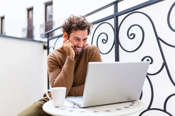 Gelukkige Jongeman Glimlachend Als Hij Werkt Zijn Laptop Zijn Zaken — Stockfoto