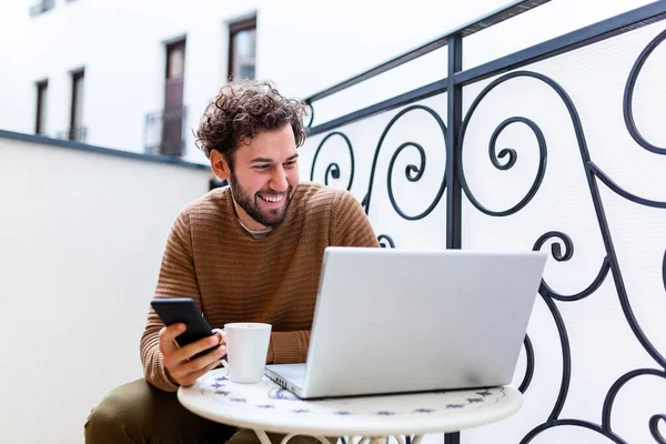 Zakenman Werkt Computer Drinkt Koffie Glimlacht Zakenman Ondernemer Werkt Computer — Stockfoto