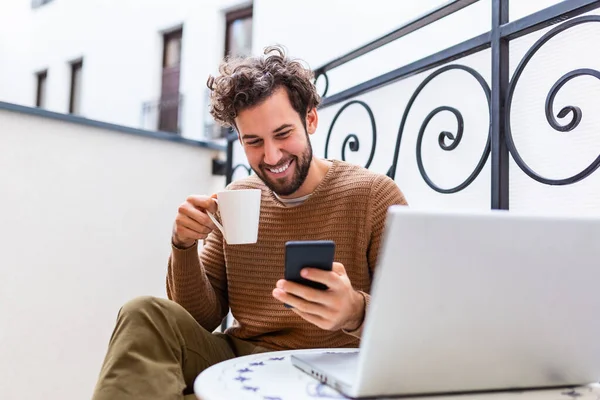 Zakenman Werkt Computer Drinkt Koffie Glimlacht Zakenman Ondernemer Werkt Computer — Stockfoto