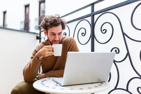 Jongeman Controleert Zijn Mails Laptop Computer Drinkt Koffie Ochtend Werken — Stockfoto