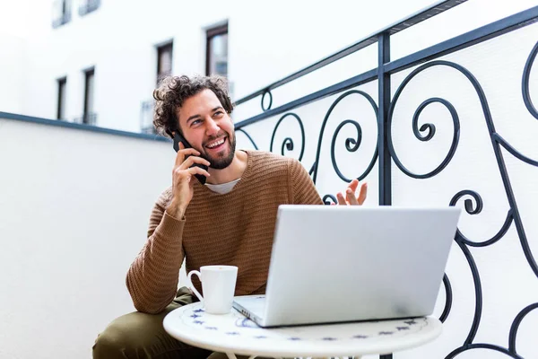 Jonge Man Die Thuis Werkt Met Behulp Van Smartphone Notebook — Stockfoto