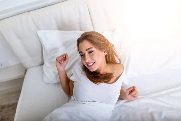 Wanita Cantik Bangun Tempat Tidurnya Dia Tersenyum Dan Meregang Wanita — Stok Foto