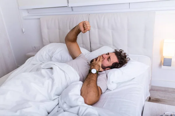 Genç Adam Sabahları Uyanırken Geriniyor Adam Uyanırken Esniyor Uyuyan Tembel — Stok fotoğraf