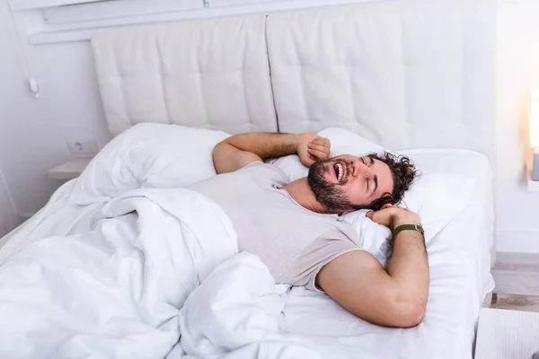 Genç Adam Uyanıyor Yatağında Geriniyor Millet Uyku Zamanı Dinlenme Konsepti — Stok fotoğraf
