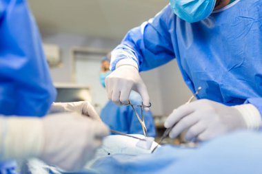 Profesyonel doktorlardan oluşan bir ekip ameliyathanede ameliyat yapıyor. Tıbbi Ekip Parlak Modern Ameliyathanede Cerrahi Operasyon Yapıyor