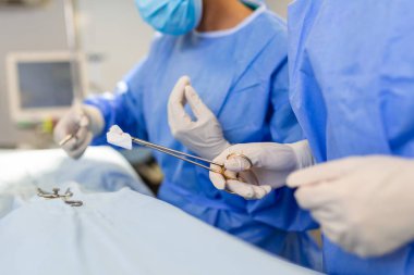 Konsantre olmuş profesyonel cerrahi doktor ekibi hastanedeki ameliyathanede bir hastayı ameliyat ediyor. Sağlık ve Tıp Konsepti.