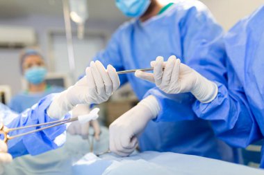Ameliyathanede Düşük Açı Vuruşu, Ameliyat sırasında Cerrahlara Alet Verme. Cerrahlar ameliyat yapıyor. Profesyonel Tıp Doktorları Ameliyat Yapıyor.