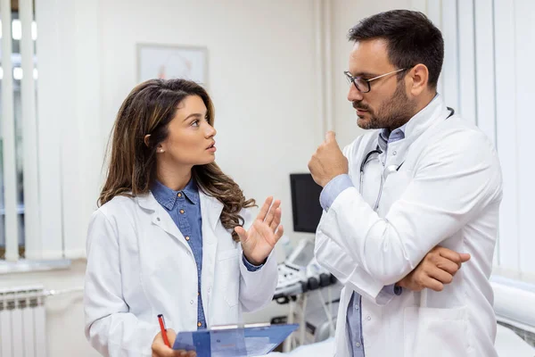 Zelfverzekerde Dokters Bespreken Het Een Medische Kaart Mannelijke Vrouwelijke Gezondheidswerkers — Stockfoto