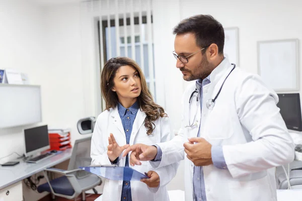 Självsäkra Läkare Diskuterar Över Medicinska Journaler Manlig Och Kvinnlig Vårdpersonal — Stockfoto