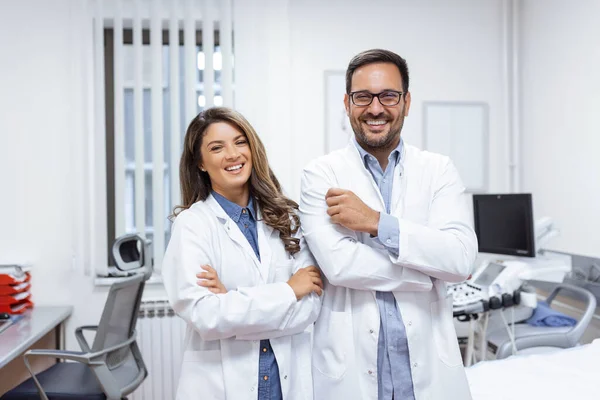 Portrait Deux Jeunes Médecins Confiants Travaillant Dans Hôpital — Photo