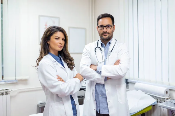 Porträtt Två Självsäkra Unga Läkare Som Arbetar Sjukhus — Stockfoto